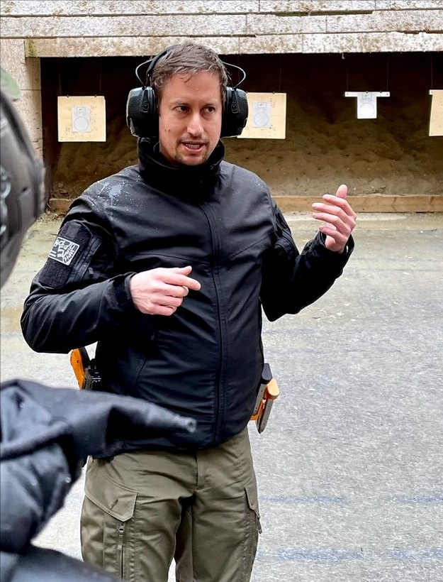 Markus Berkowicz während einer Anleitung auf dem Schießstand
